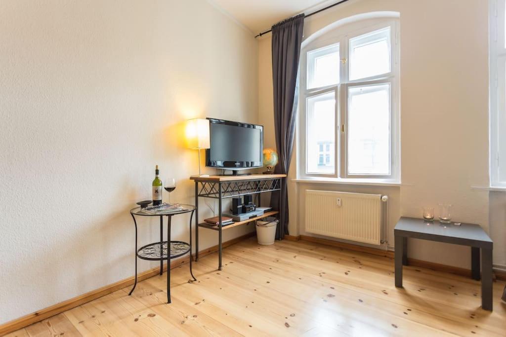 Zentrale Altbauwohnung Im Helmholtzkiez Berlín Exterior foto