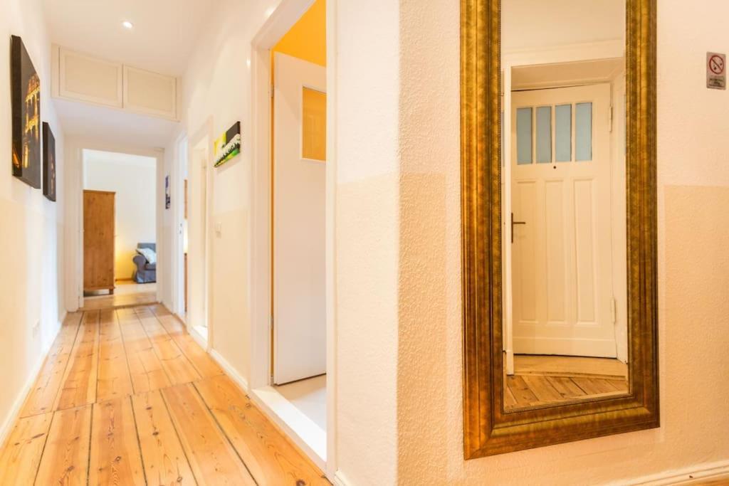 Zentrale Altbauwohnung Im Helmholtzkiez Berlín Exterior foto