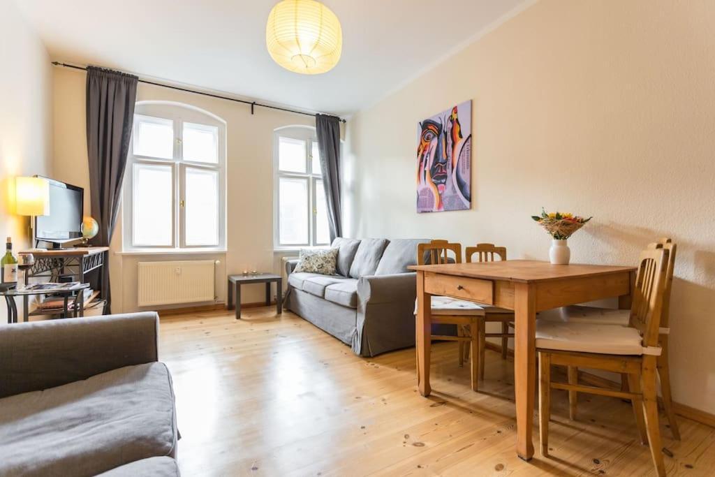 Zentrale Altbauwohnung Im Helmholtzkiez Berlín Exterior foto